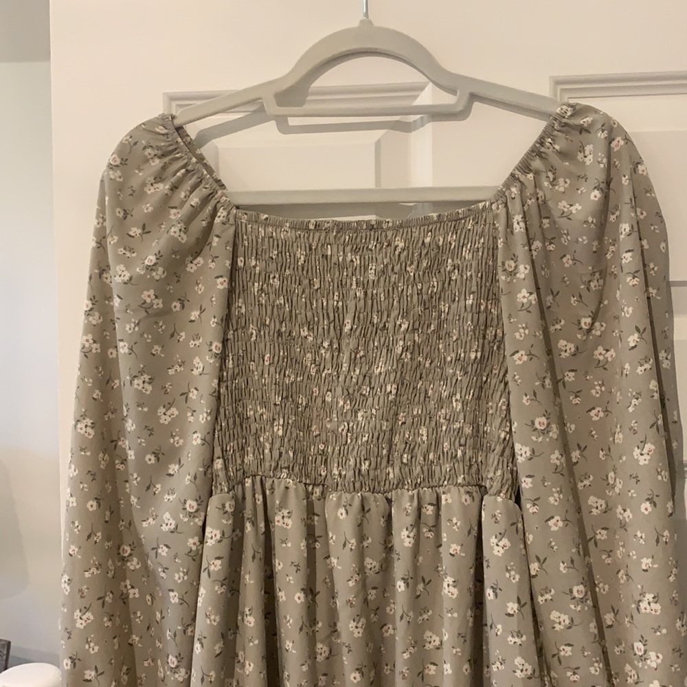 Sage colored floral dress - Picture 4 of 5